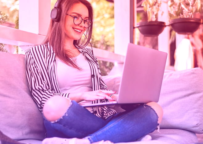 Mujer trabajando en laptop